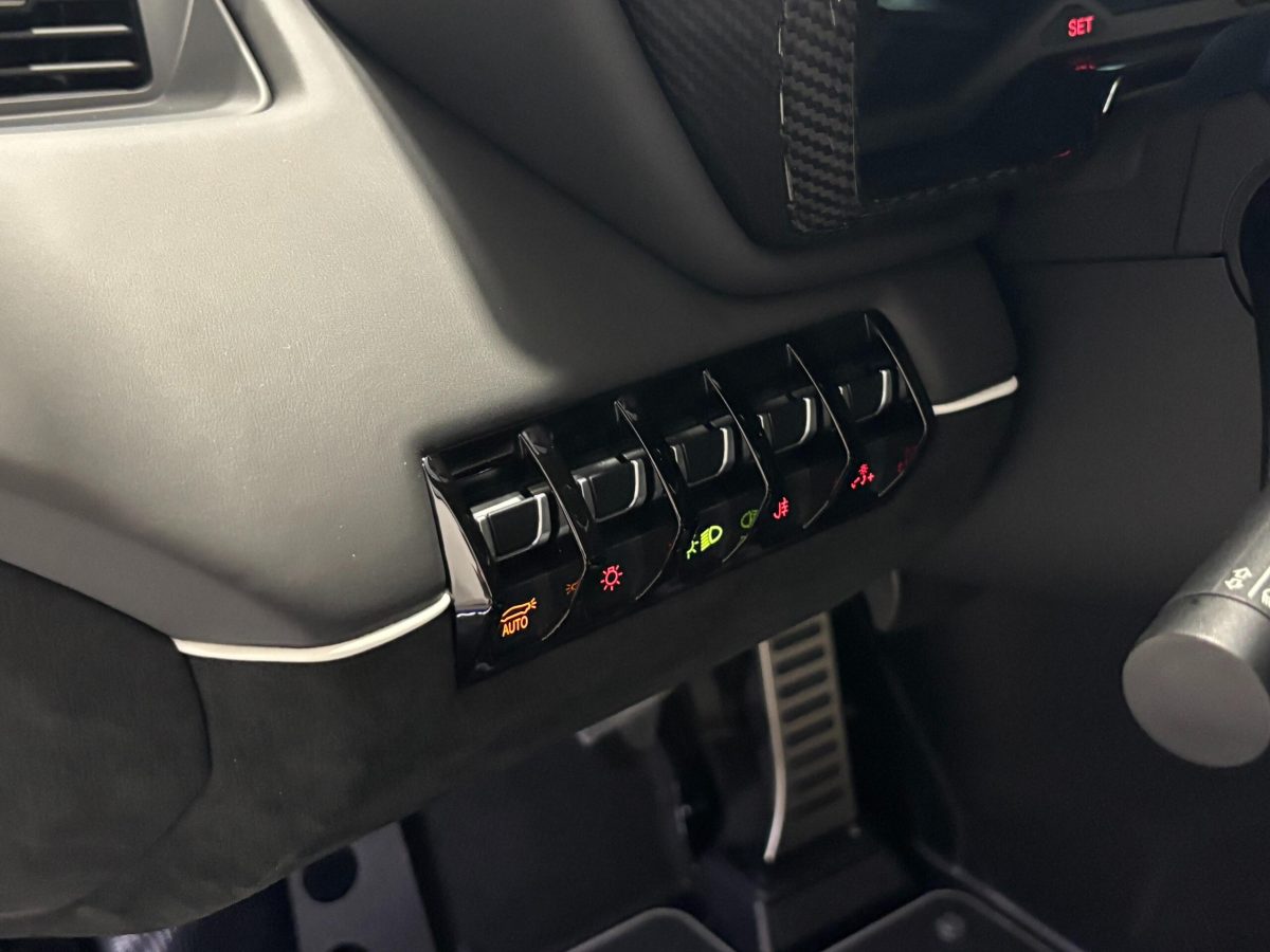 2019 Lamborghini Aventador SVJ — Photo 13 / 21