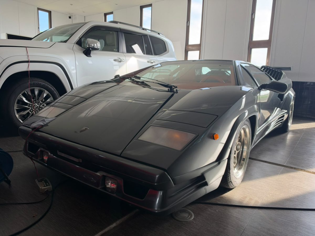 1990 Lamborghini Countach Anniversary Edition — Photo 2 / 15