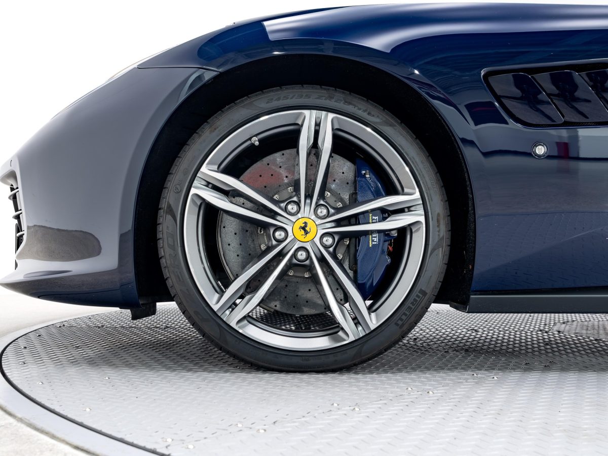 2017 Ferrari GTC4Lusso — Photo 18 / 30
