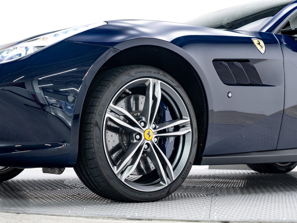 2017 Ferrari GTC4Lusso — Photo 21 / 30