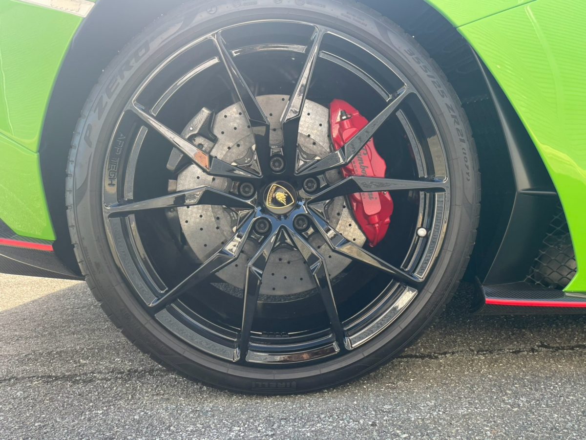 2019 Lamborghini Aventador Roadster S — Photo 23 / 57