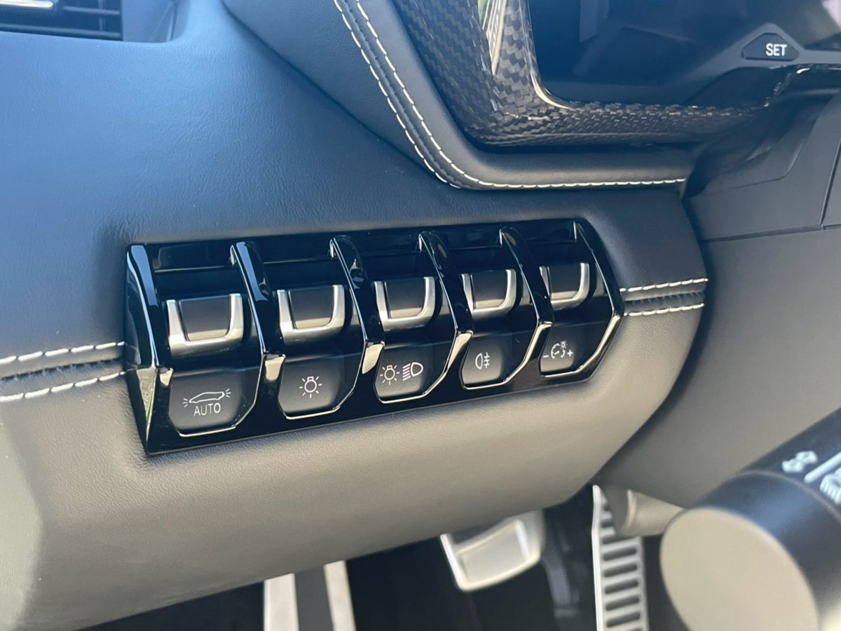 2019 Lamborghini Aventador Roadster S — Photo 27 / 57