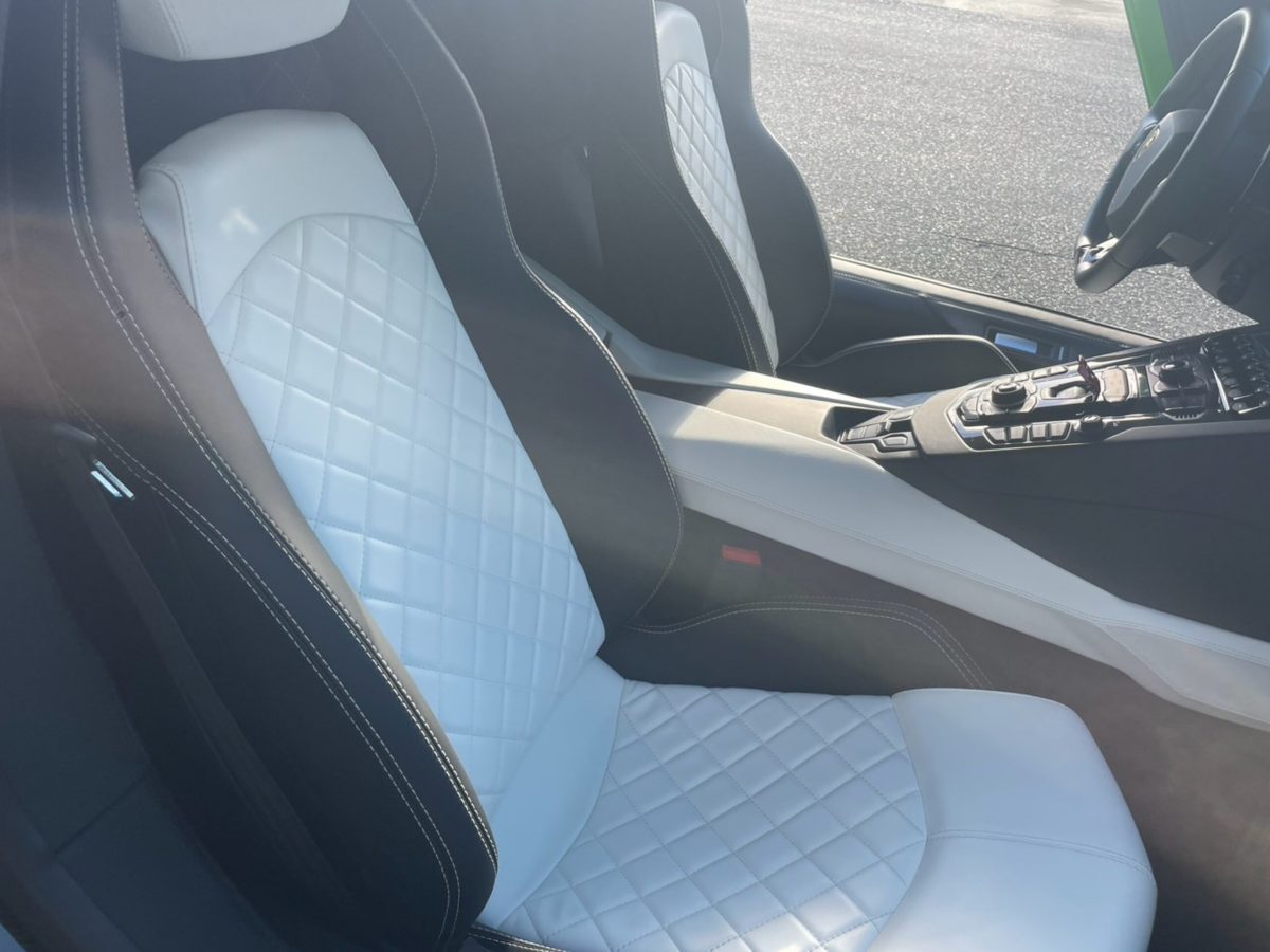 2019 Lamborghini Aventador Roadster S — Photo 32 / 57