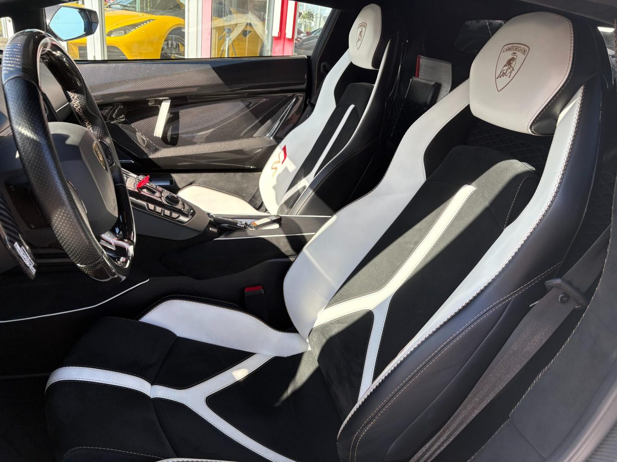 2019 Lamborghini Aventador SVJ — Photo 14 / 17