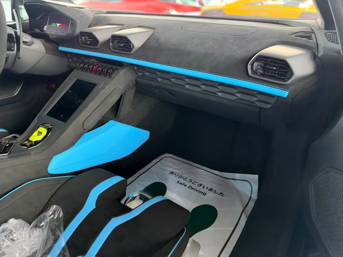 2023 Lamborghini Huracán STO — Photo 8 / 13