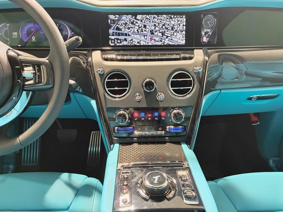 2025 Rolls-Royce Cullinan Black Badge — Photo 10 / 31