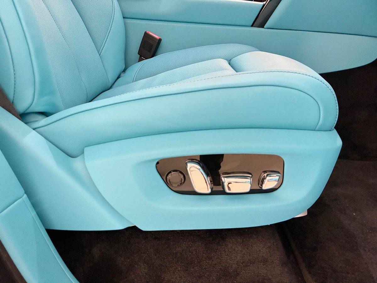 2025 Rolls-Royce Cullinan Black Badge — Photo 12 / 31