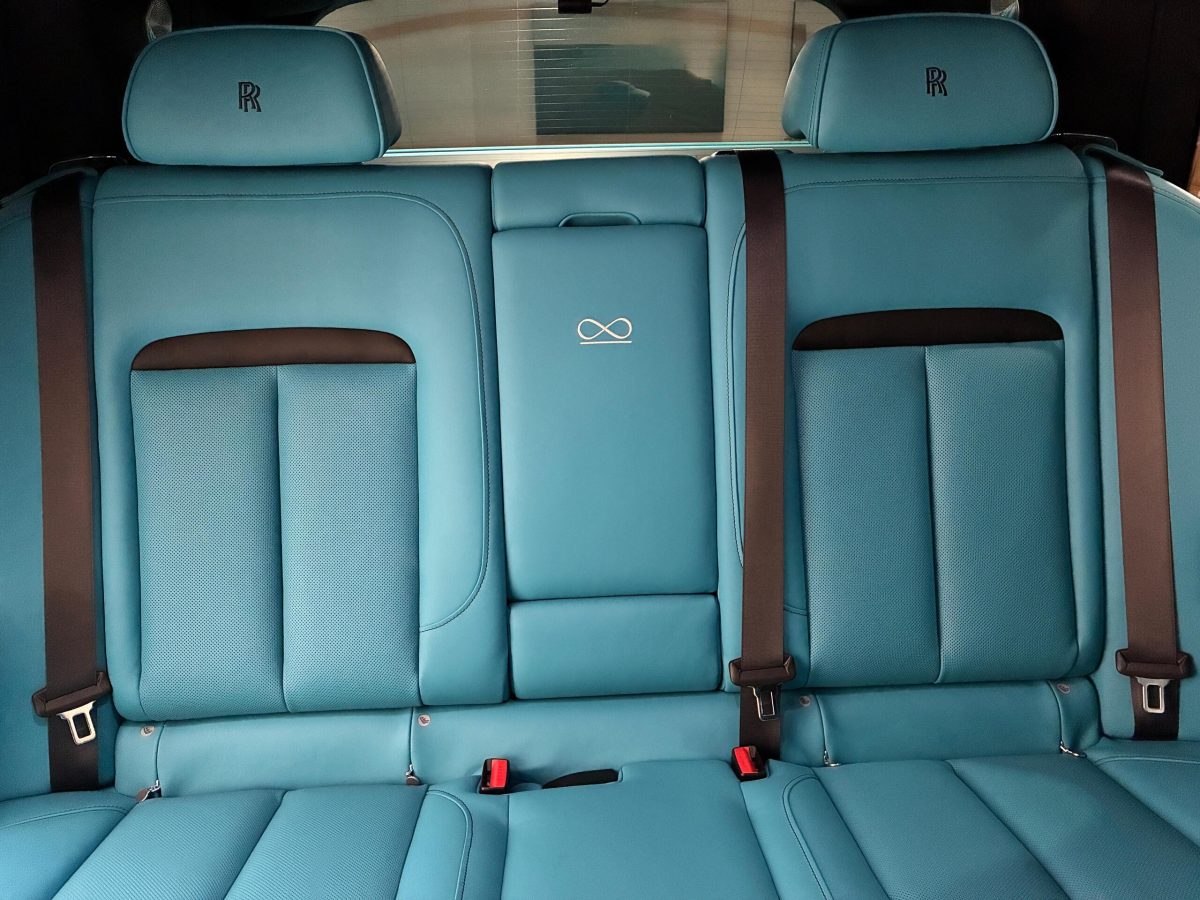 2025 Rolls-Royce Cullinan Black Badge — Photo 19 / 31