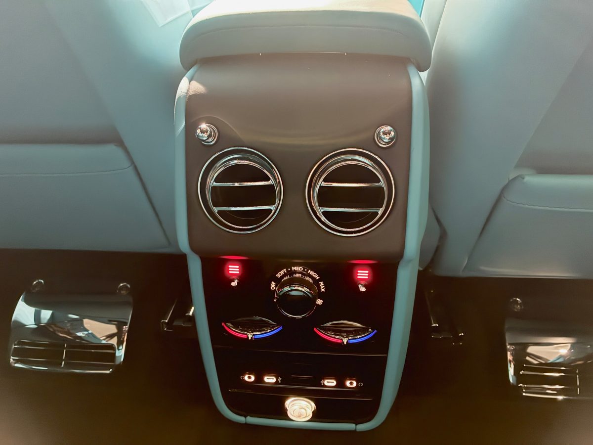 2025 Rolls-Royce Cullinan Black Badge — Photo 21 / 31