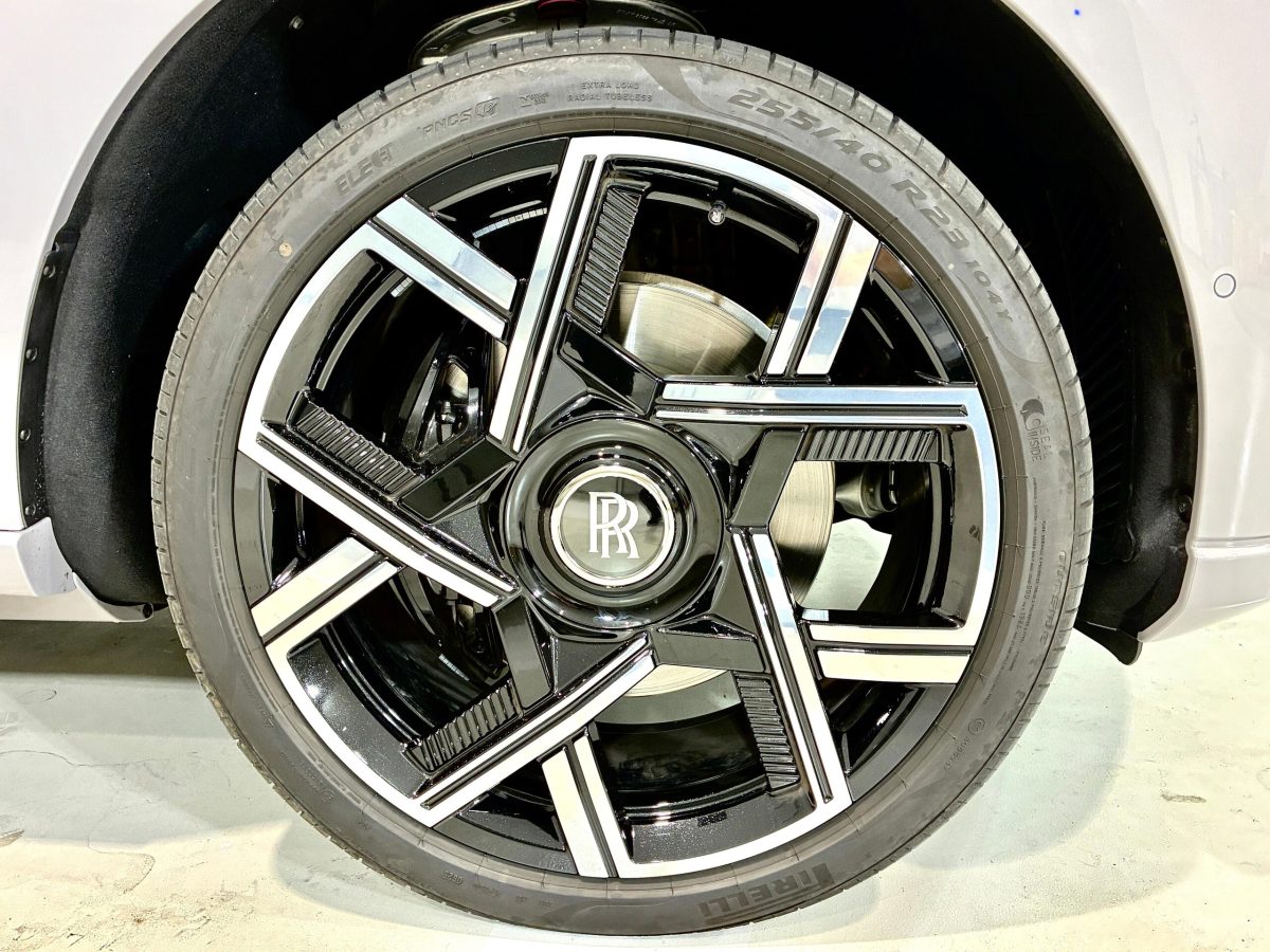 2025 Rolls-Royce Cullinan Black Badge — Photo 27 / 31