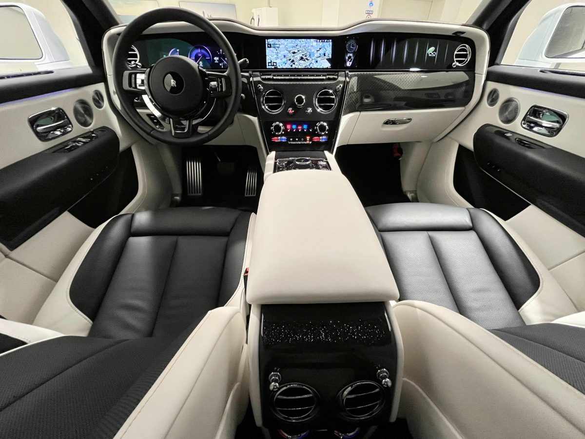 2025 Rolls-Royce Cullinan Black Badge — Photo 7 / 33