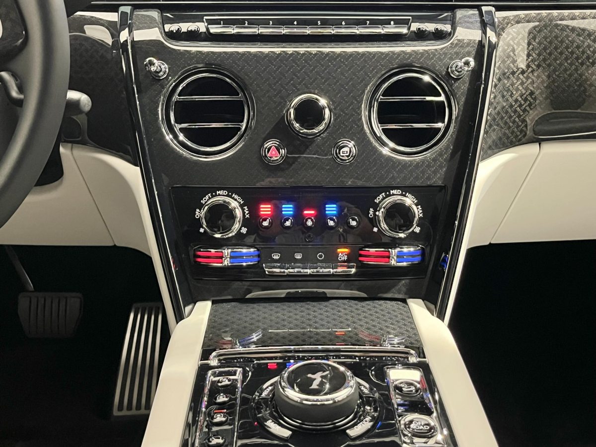 2025 Rolls-Royce Cullinan Black Badge — Photo 8 / 33