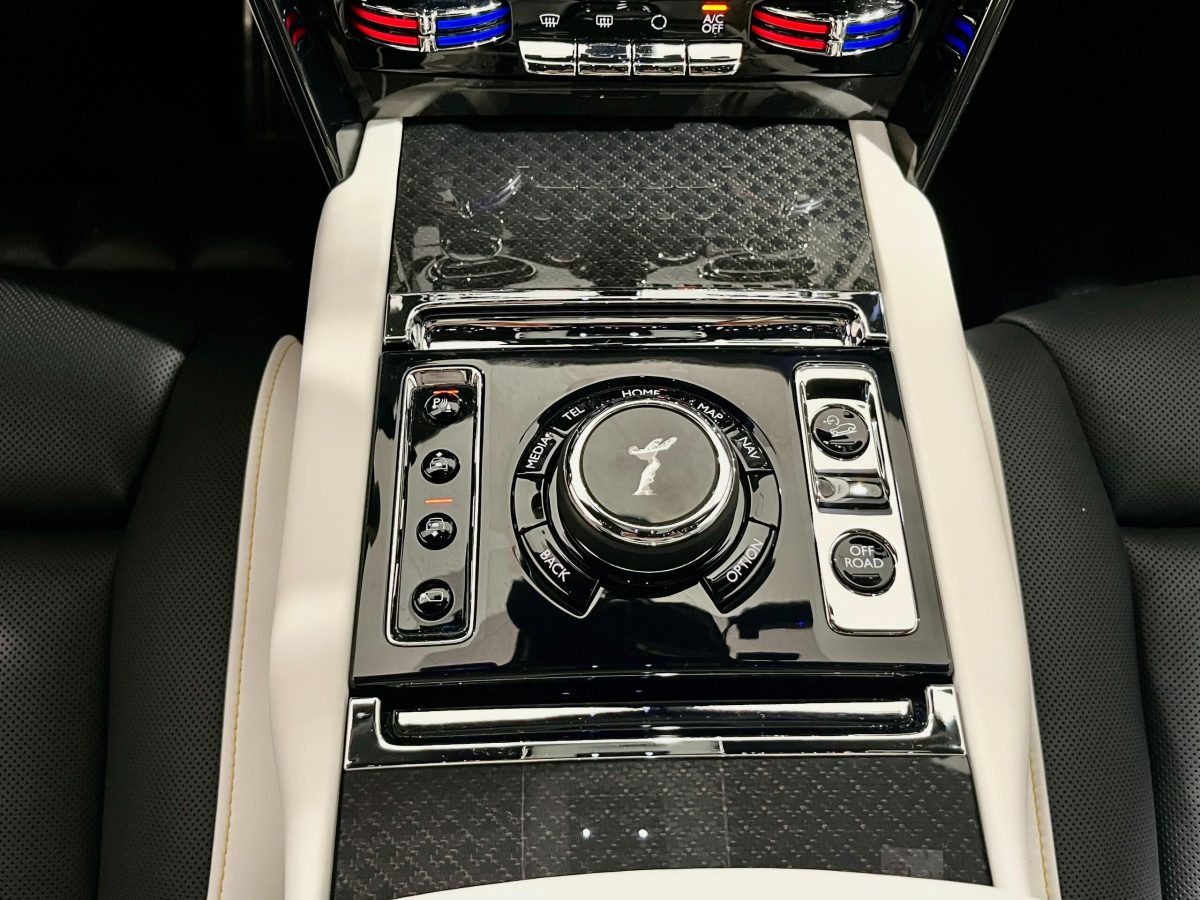 2025 Rolls-Royce Cullinan Black Badge — Photo 9 / 33
