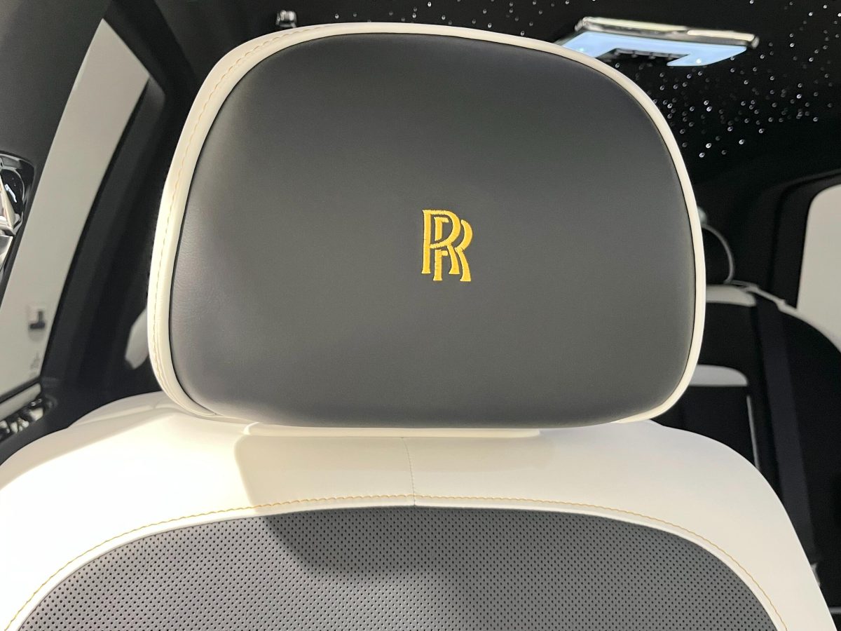 2025 Rolls-Royce Cullinan Black Badge — Photo 13 / 33