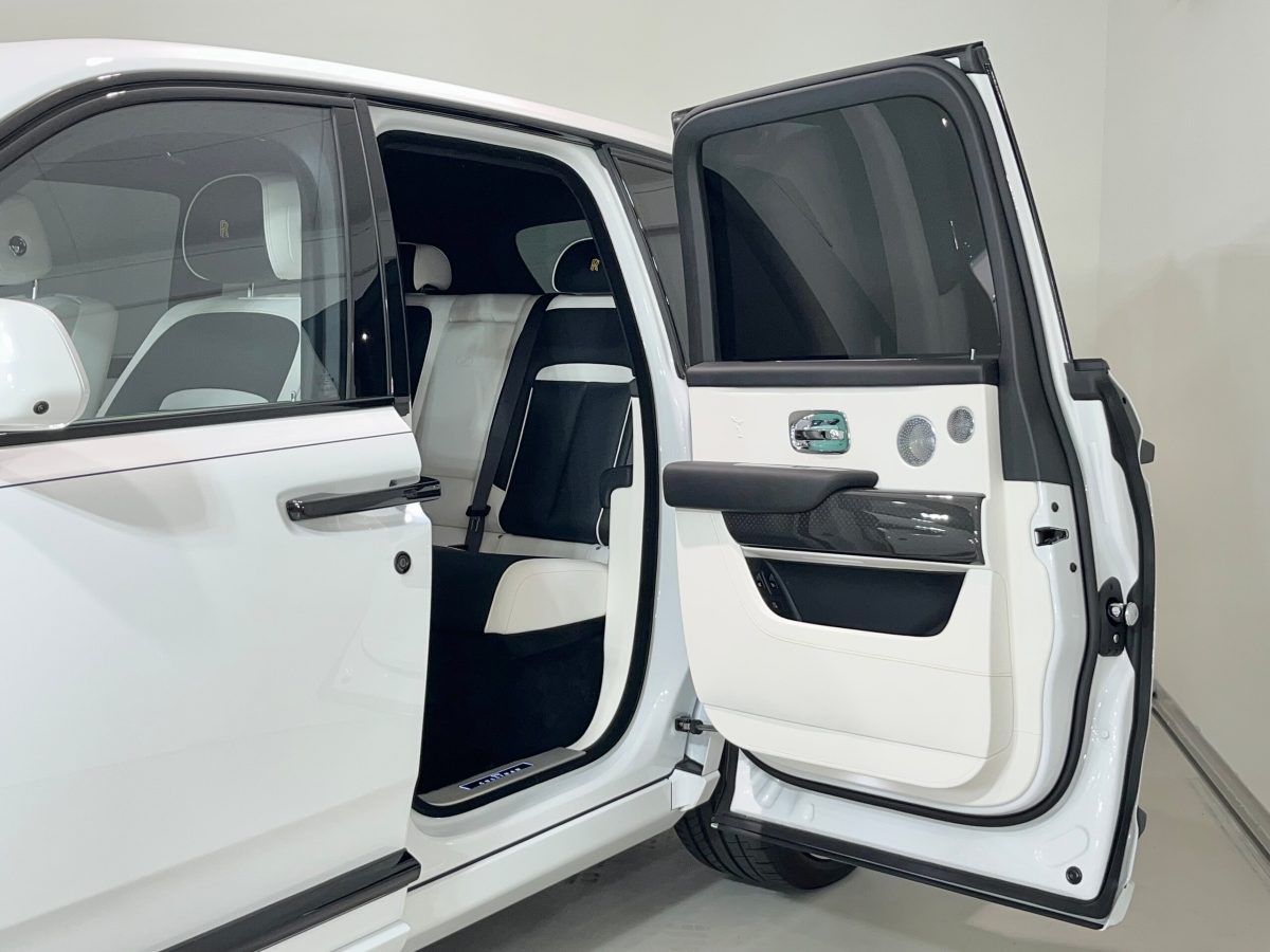 2025 Rolls-Royce Cullinan Black Badge — Photo 20 / 33