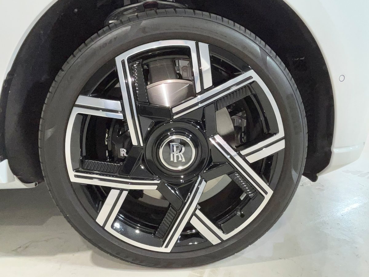 2025 Rolls-Royce Cullinan Black Badge — Photo 32 / 33