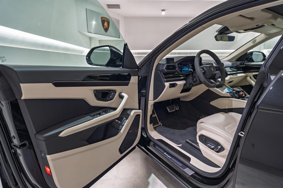 2026 Lamborghini Urus SE — Photo 8 / 26