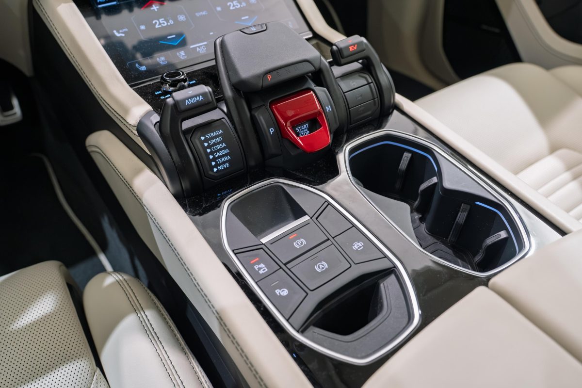 2026 Lamborghini Urus SE — Photo 10 / 26