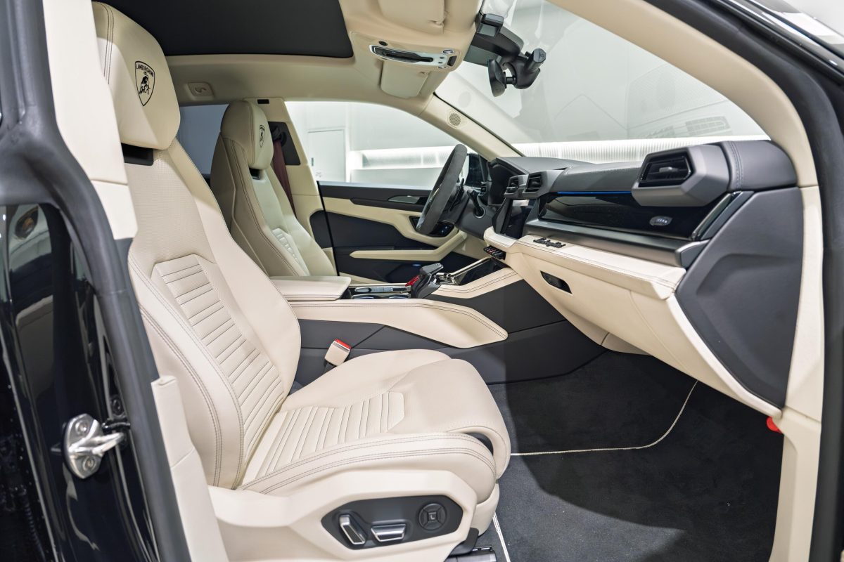 2026 Lamborghini Urus SE — Photo 15 / 26