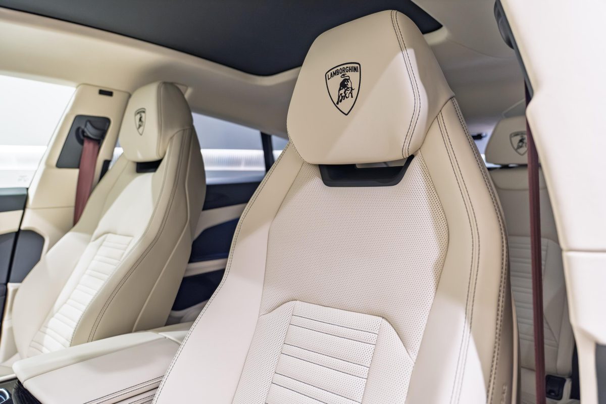 2026 Lamborghini Urus SE — Photo 16 / 26