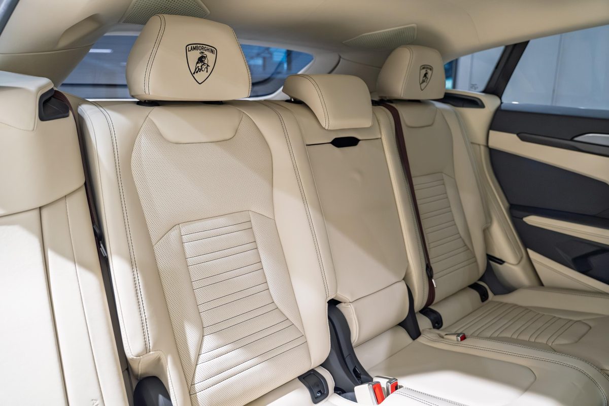 2026 Lamborghini Urus SE — Photo 18 / 26