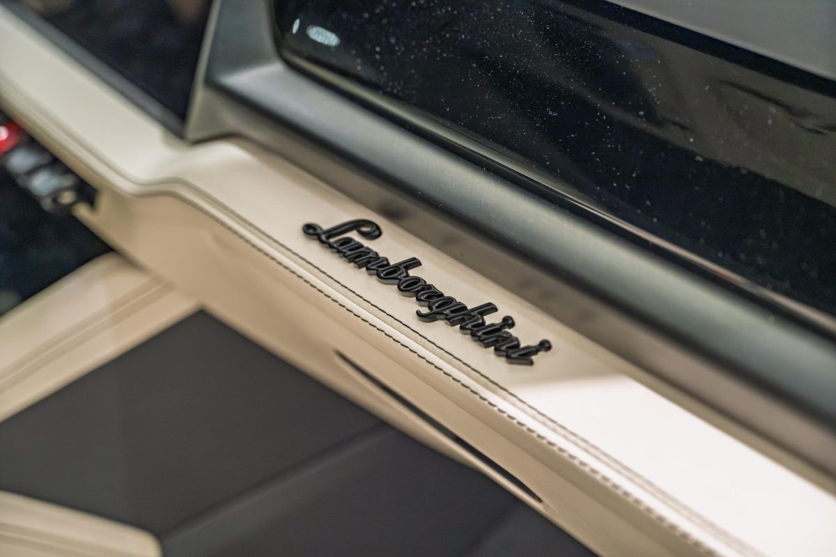 2026 Lamborghini Urus SE — Photo 21 / 26