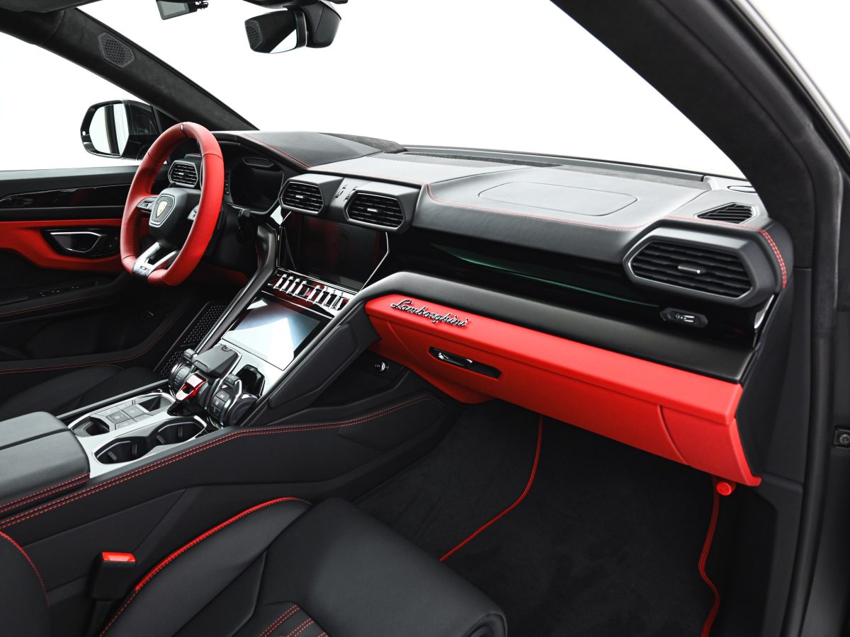 2025 Lamborghini Urus S — Photo 19 / 25