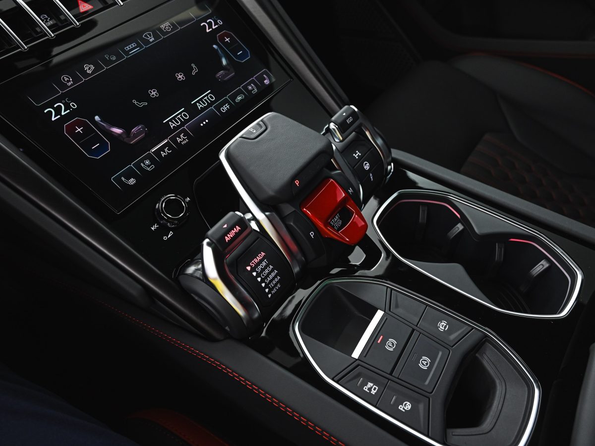2025 Lamborghini Urus S — Photo 18 / 25
