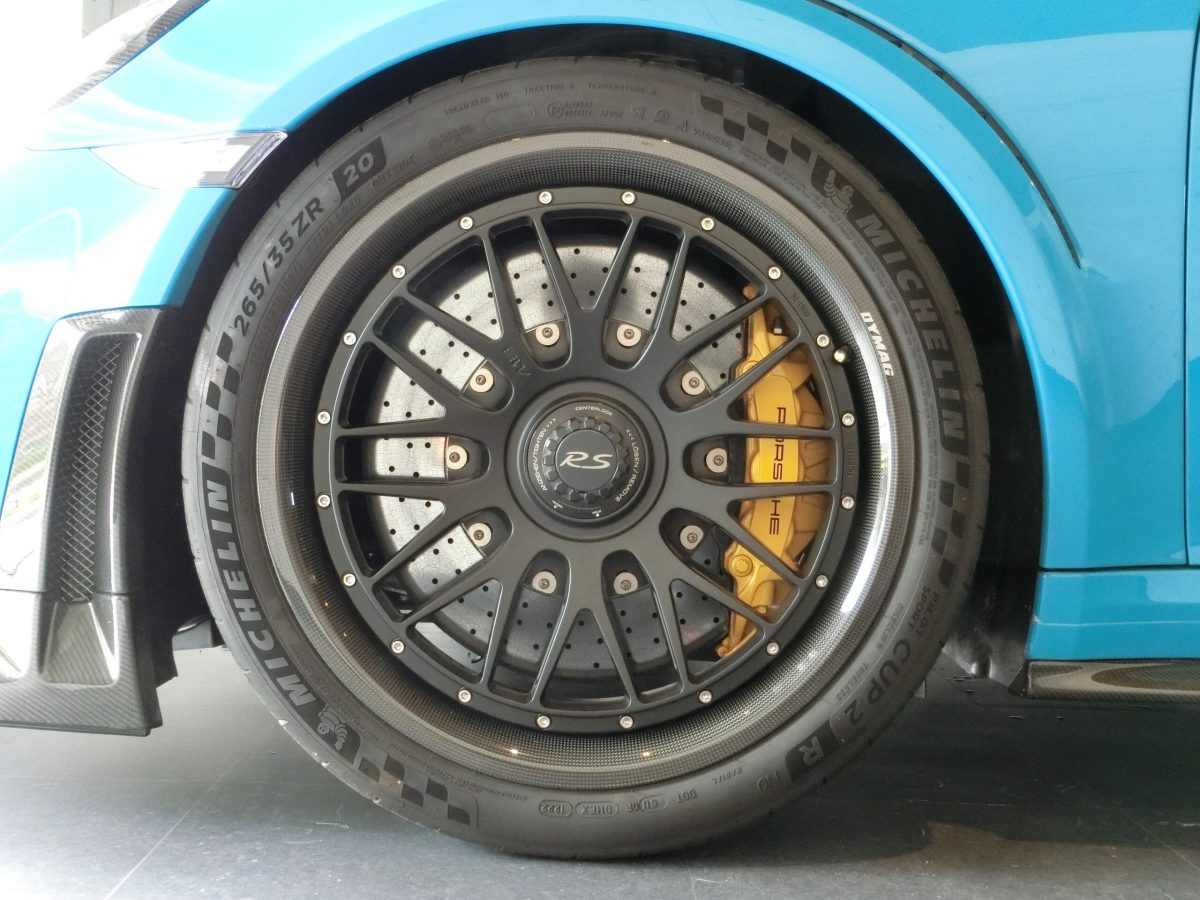 2019 Porsche 911 GT2 RS — Photo 17 / 18