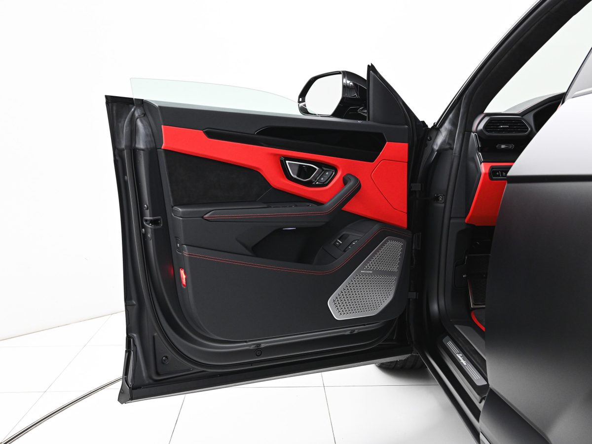 2025 Lamborghini Urus S — Photo 8 / 25