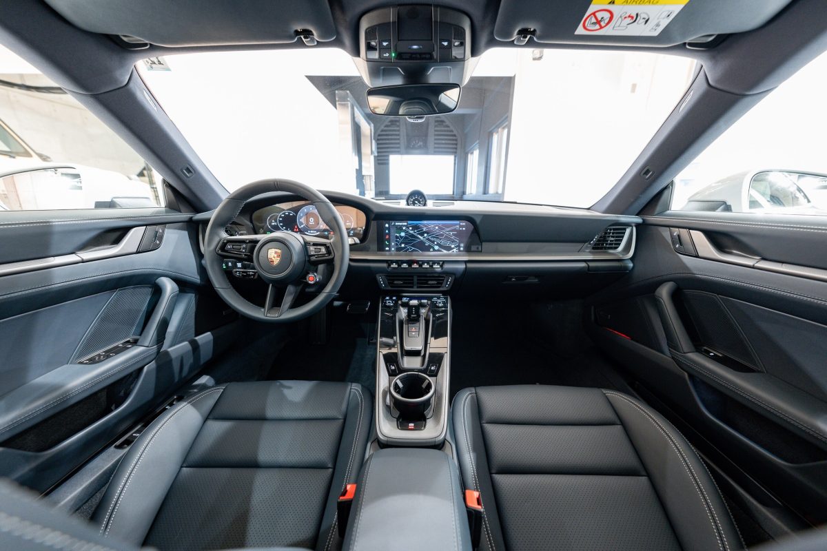2024 Porsche 911 Carrera — Photo 4 / 21