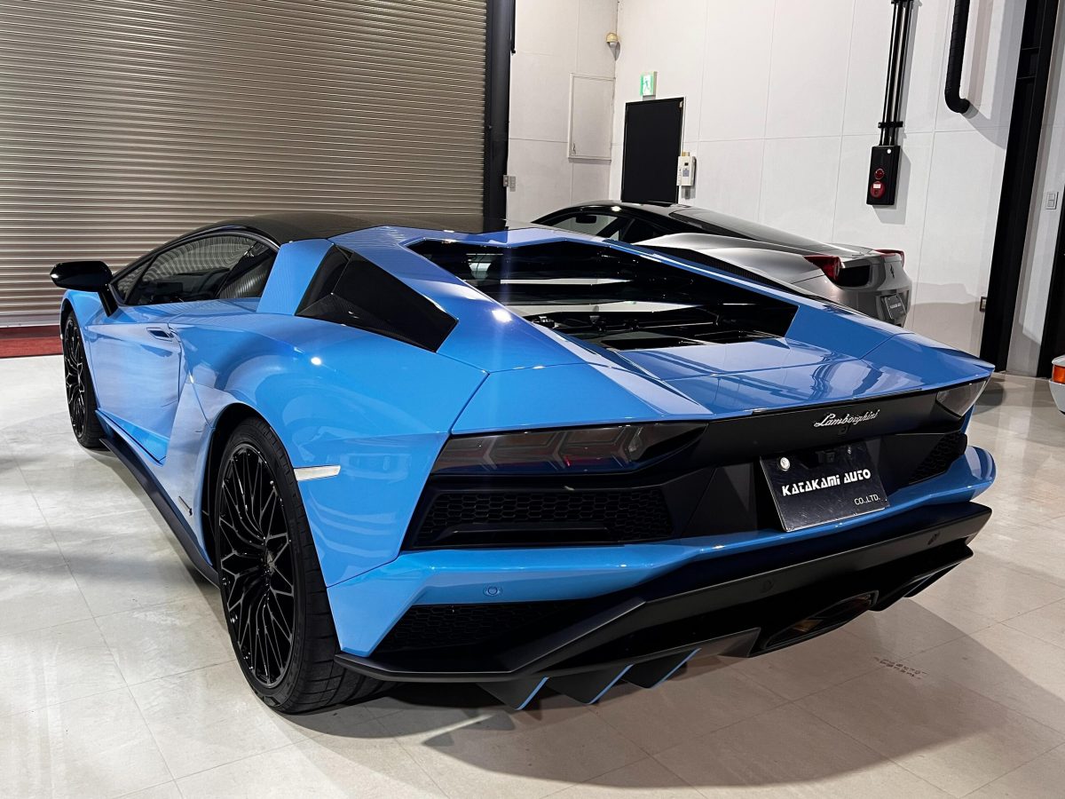 2017 Lamborghini Aventador S — Photo 3 / 15