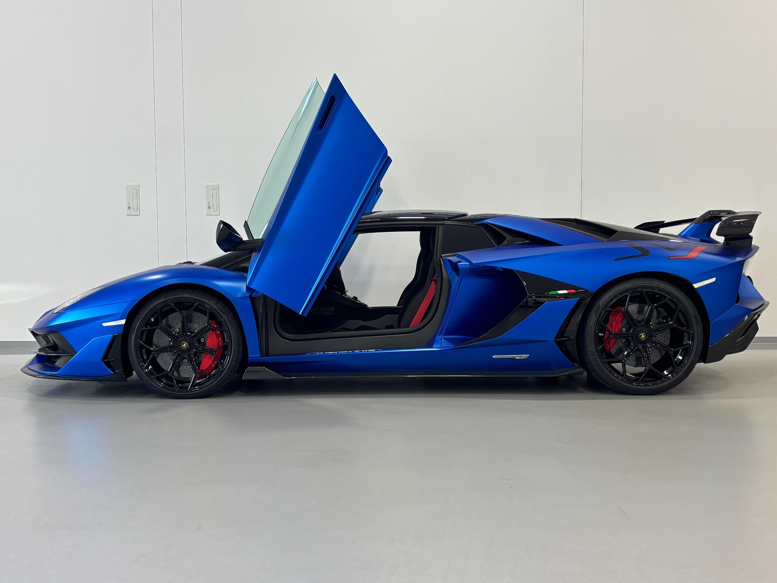 2020 Lamborghini Aventador SVJ Roadster — Photo 10 / 40