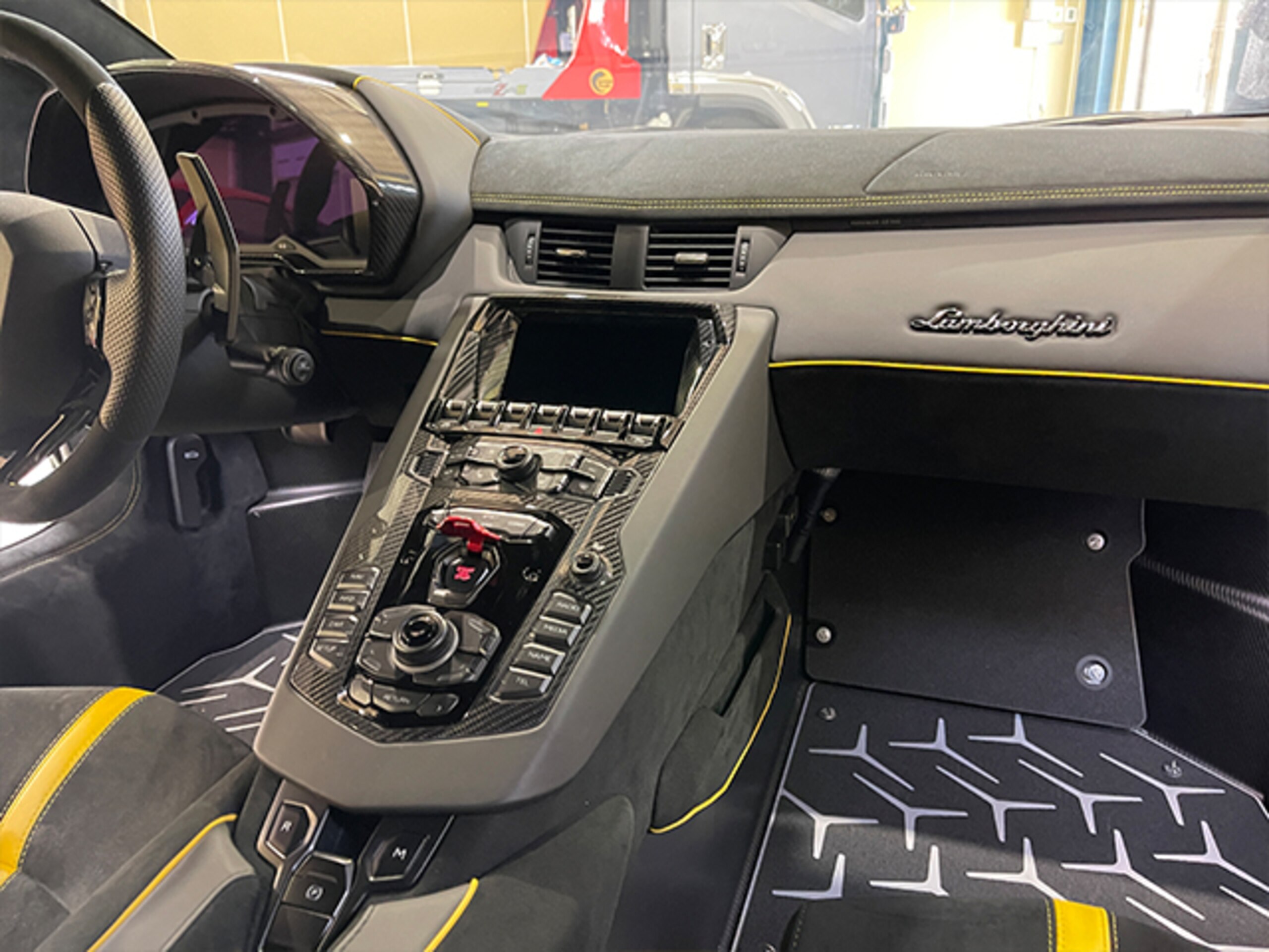 2019 Lamborghini Aventador SVJ — Photo 8 / 22