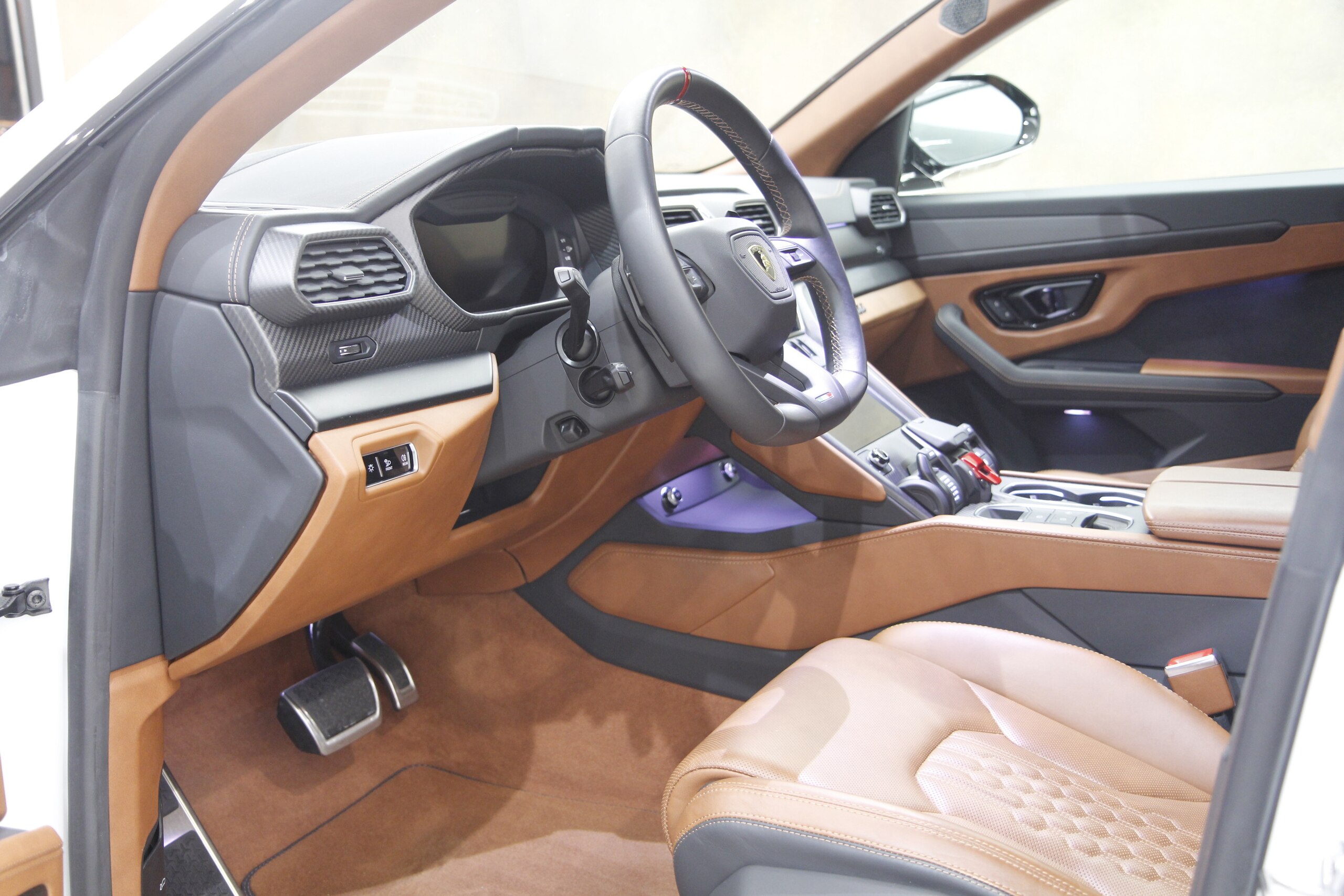 2023 Lamborghini Urus — Photo 8 / 24