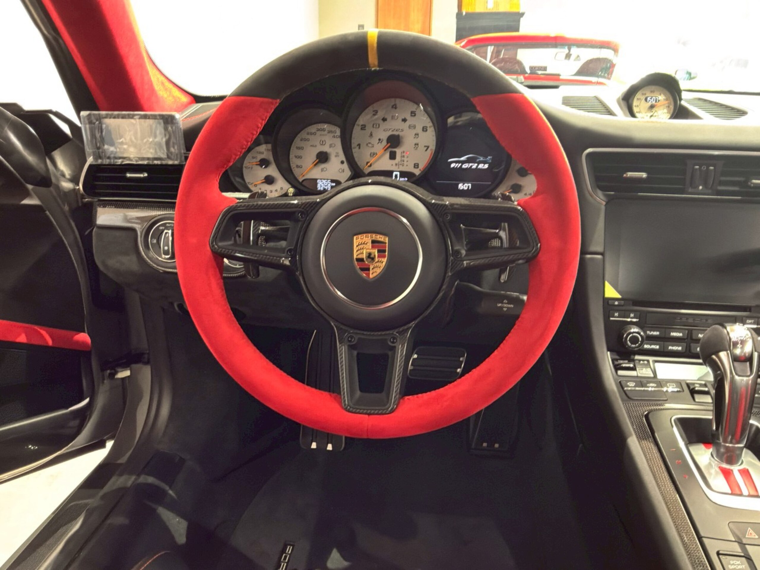 2019 Porsche 911 GT2 RS — Photo 7 / 32