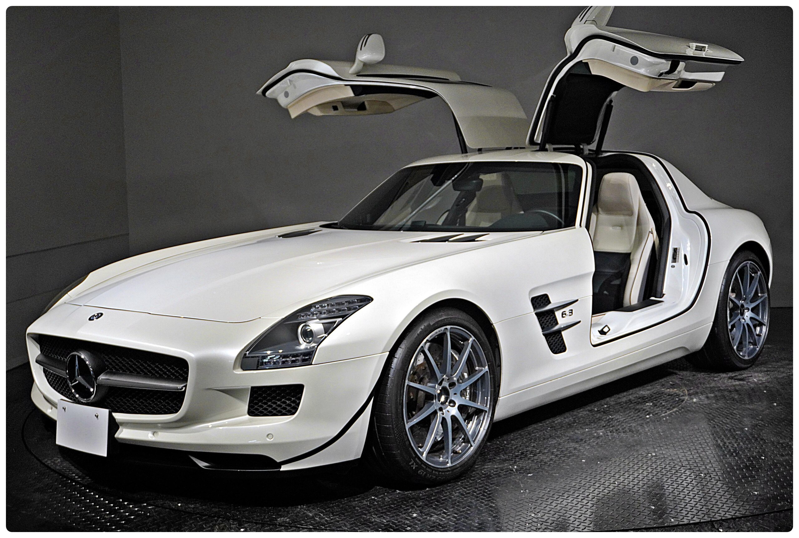2010 Mercedes Benz SLS AMG — Photo 12 / 38