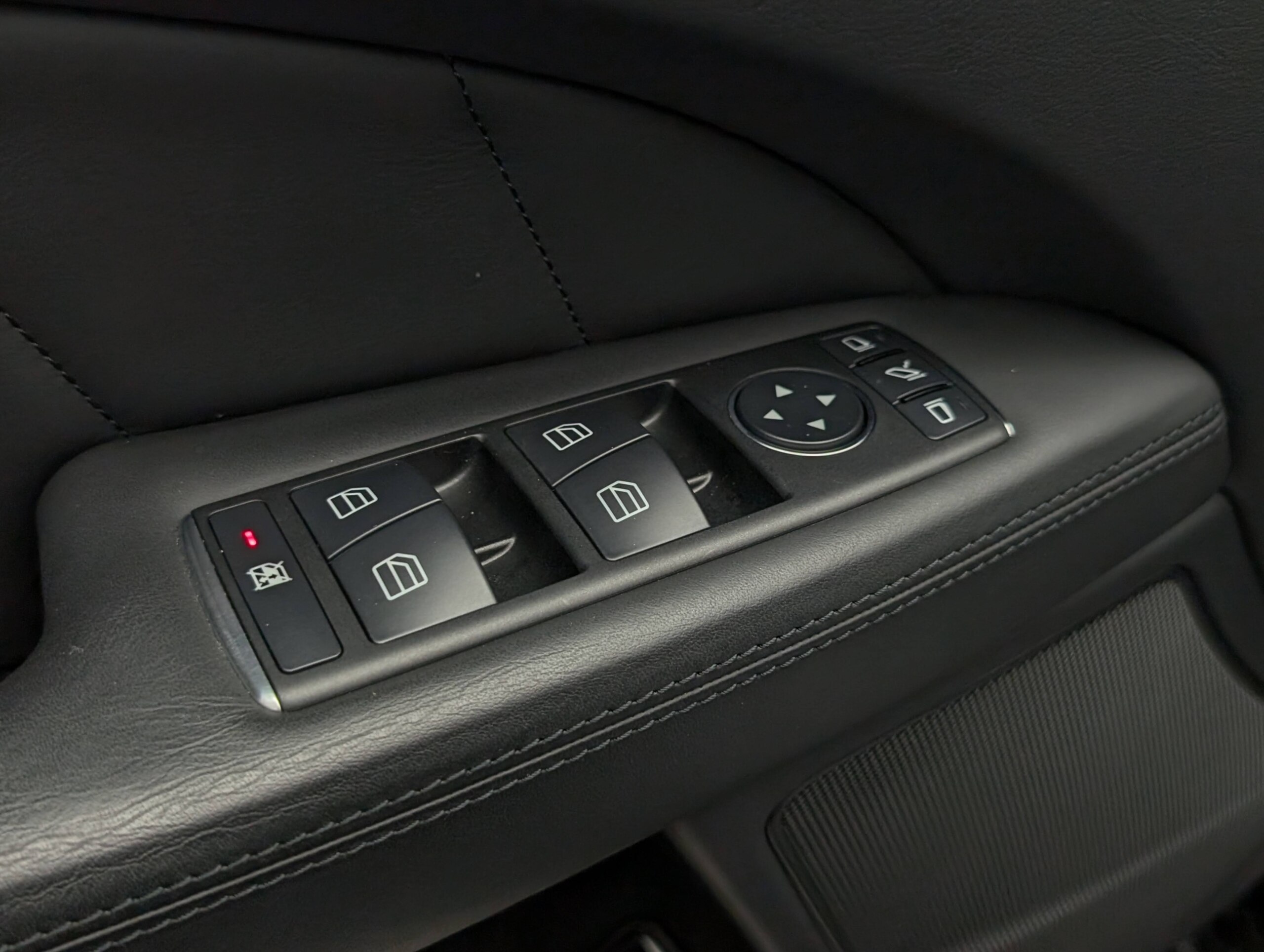 2012 Mercedes Benz CLS63 AMG — Photo 30 / 38