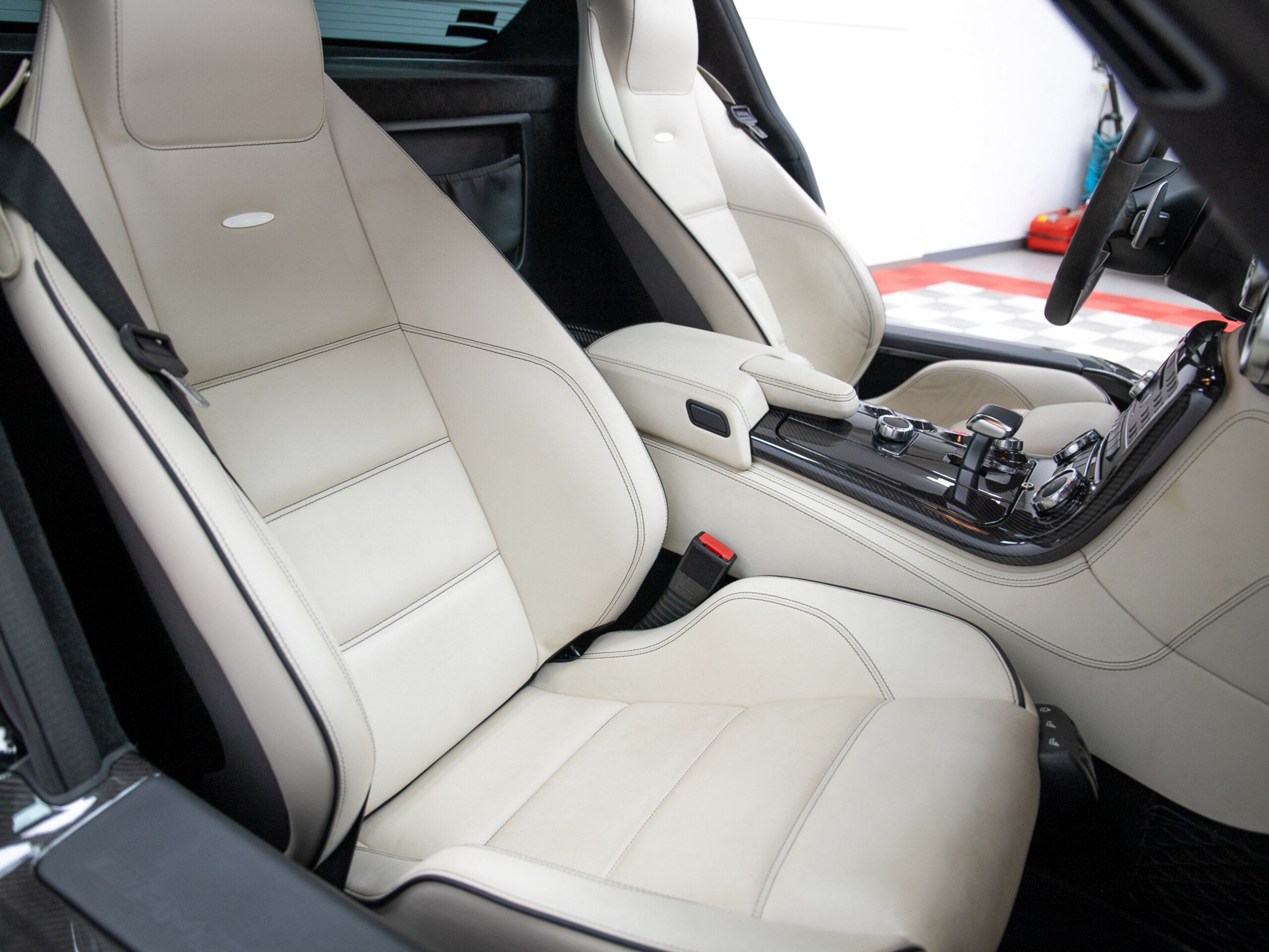 2010 Mercedes Benz SLS AMG — Photo 14 / 19