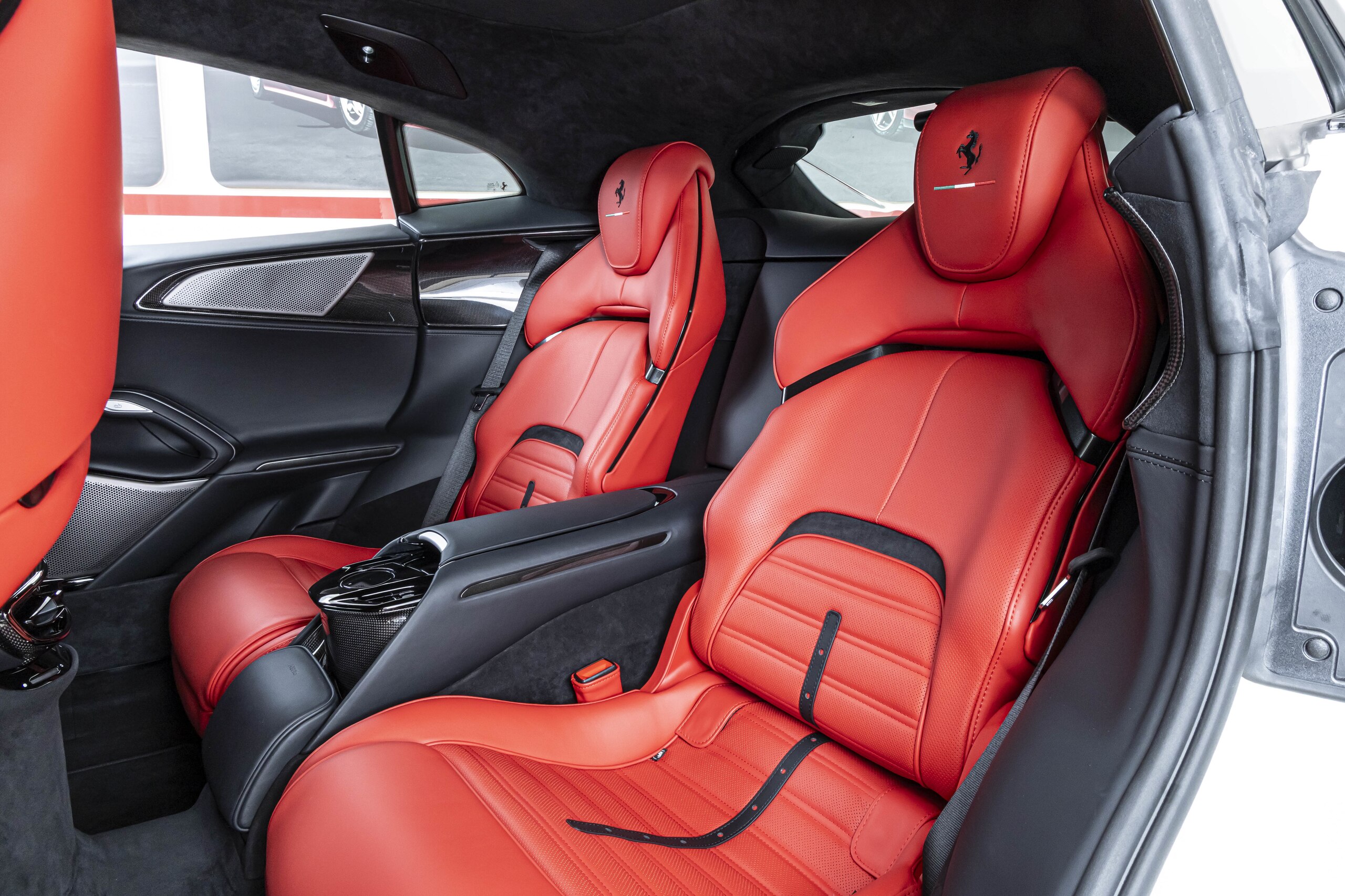 2025 Ferrari Purosangue — Photo 12 / 32
