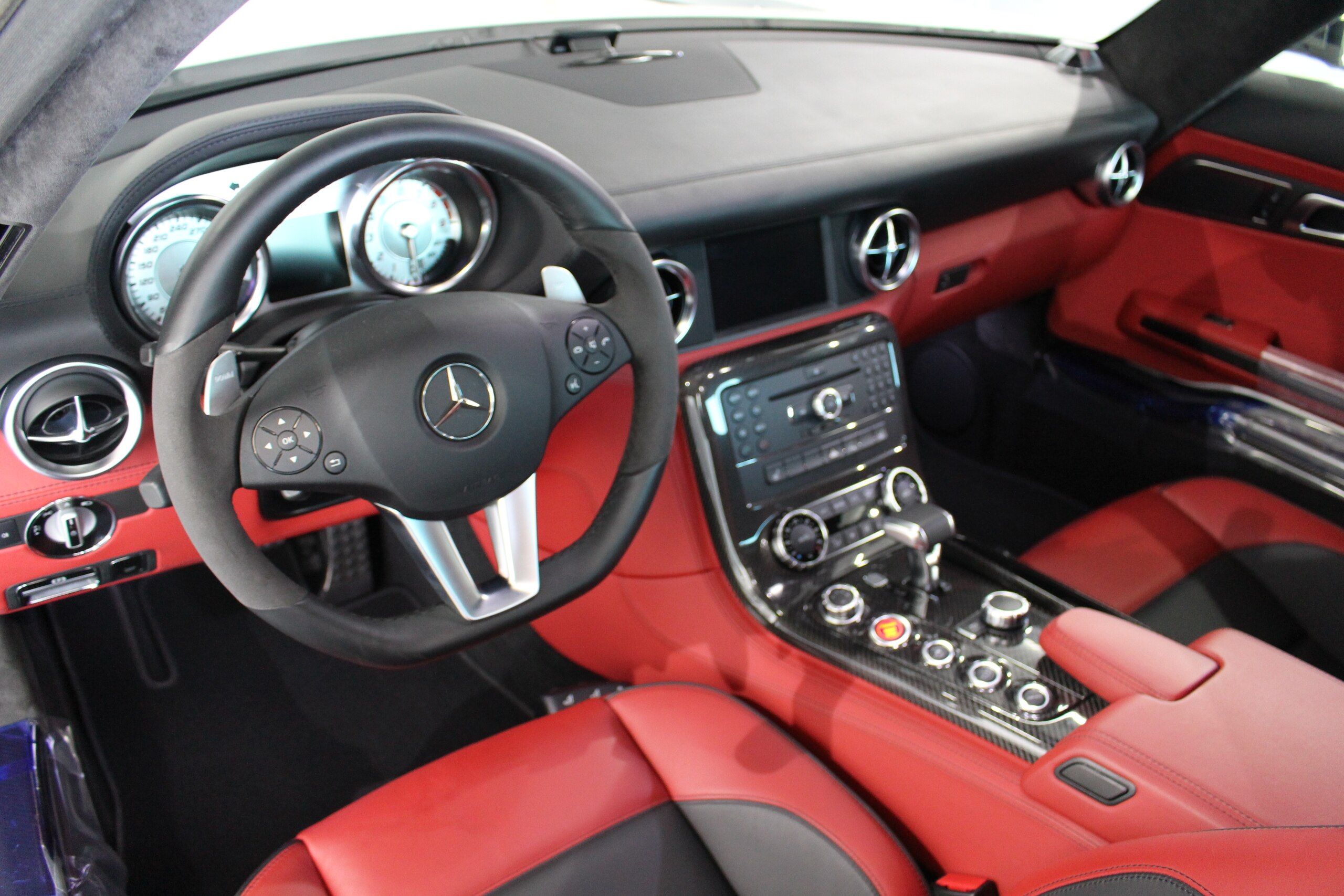 2010 Mercedes Benz SLS AMG — Photo 11 / 20