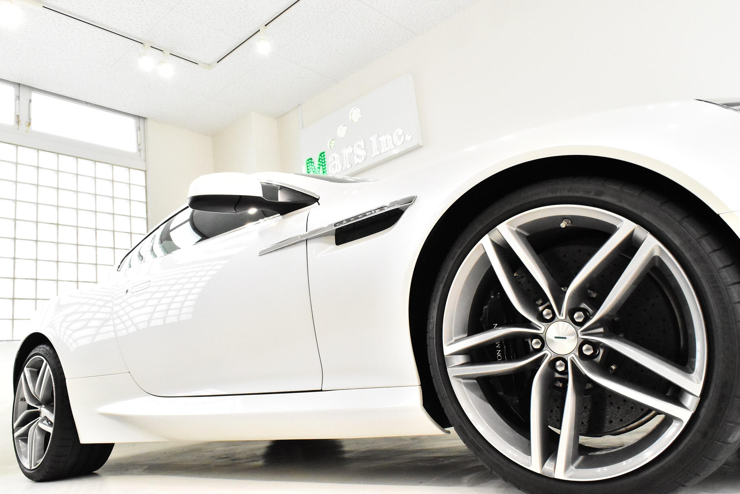 2012 Aston Martin DB9 — Photo 15 / 16