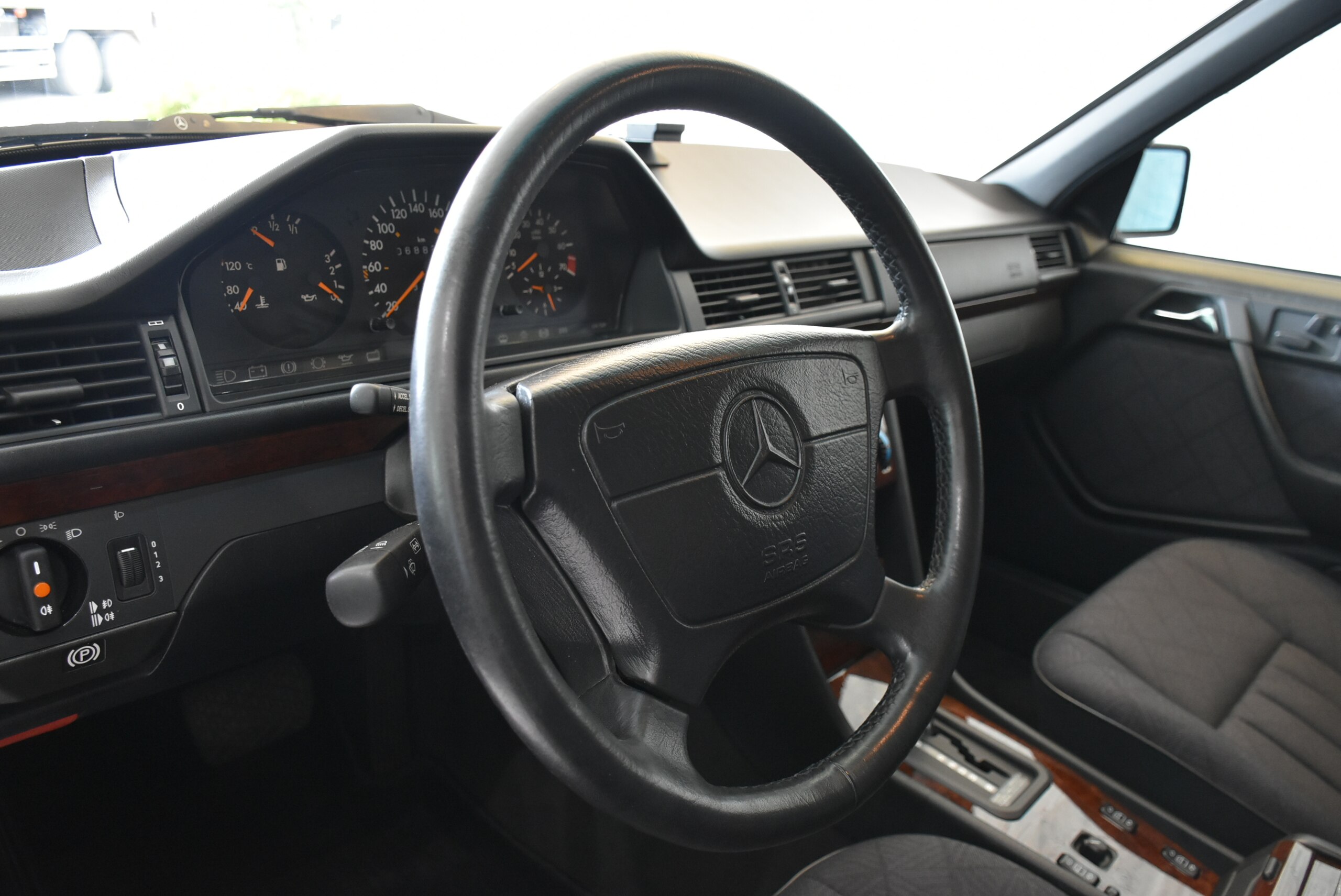 1995 Mercedes Benz E320 — Photo 9 / 14