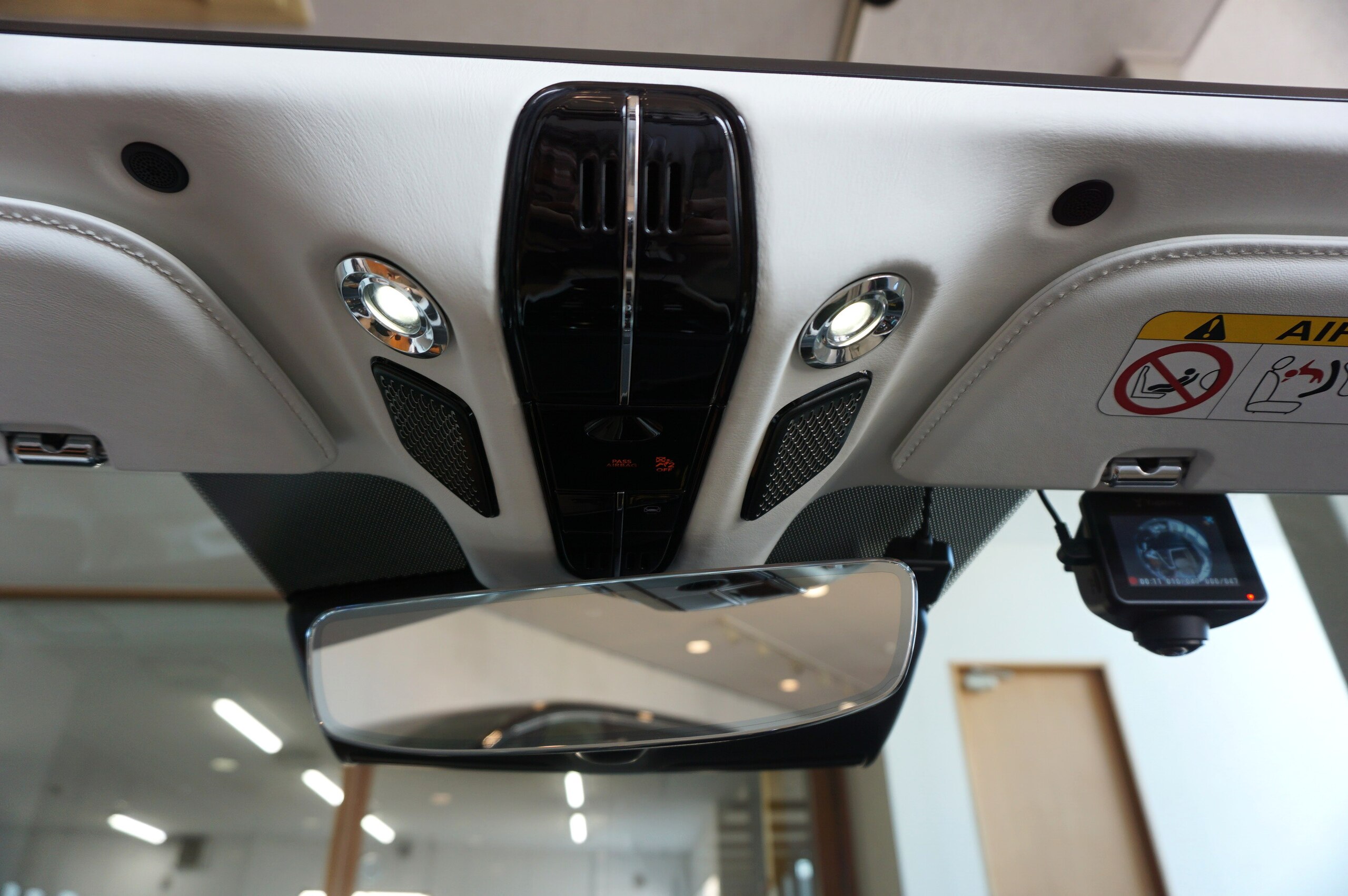 2024 Aston Martin DB12 Volante — Photo 31 / 45