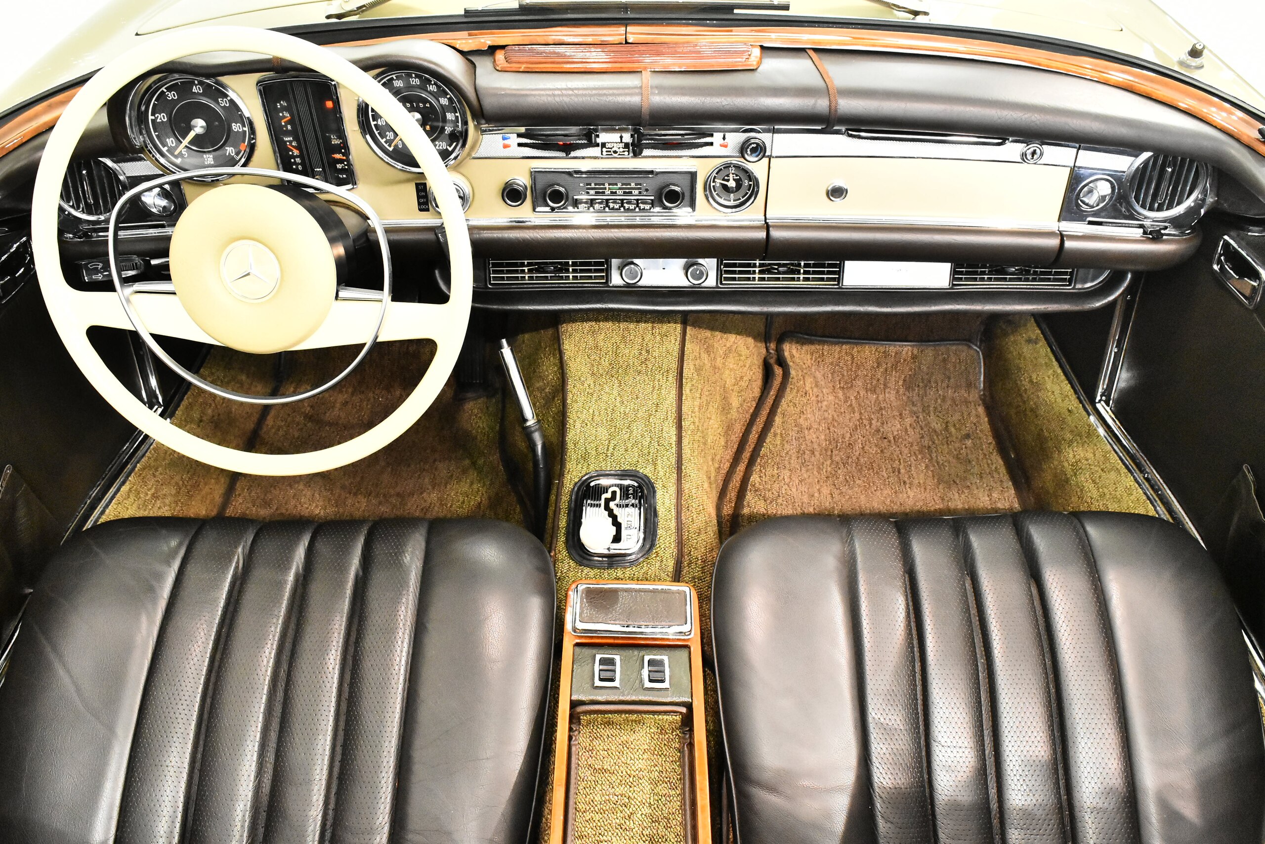 1970 Mercedes Benz 280SL — Photo 7 / 16