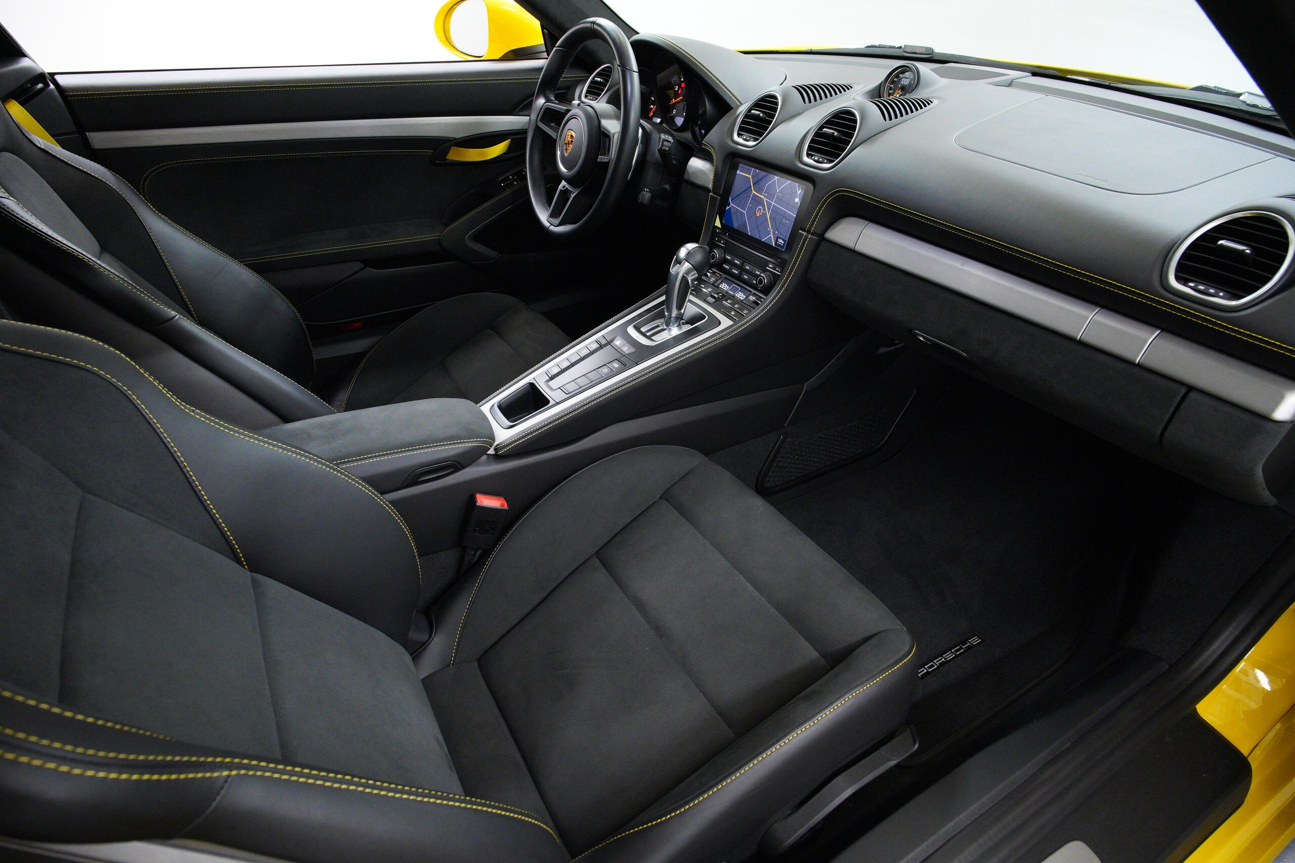 2022 Porsche 718 Cayman GT4 — Photo 15 / 35