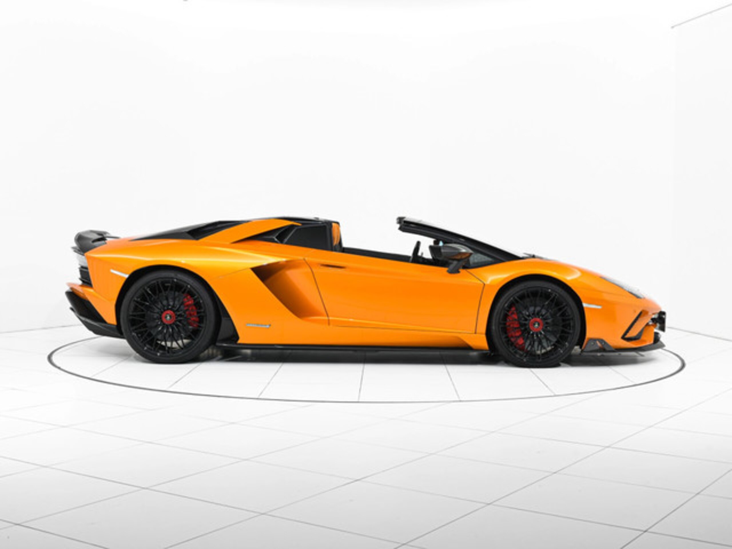 2018 Lamborghini Aventador Roadster S — Photo 6 / 24