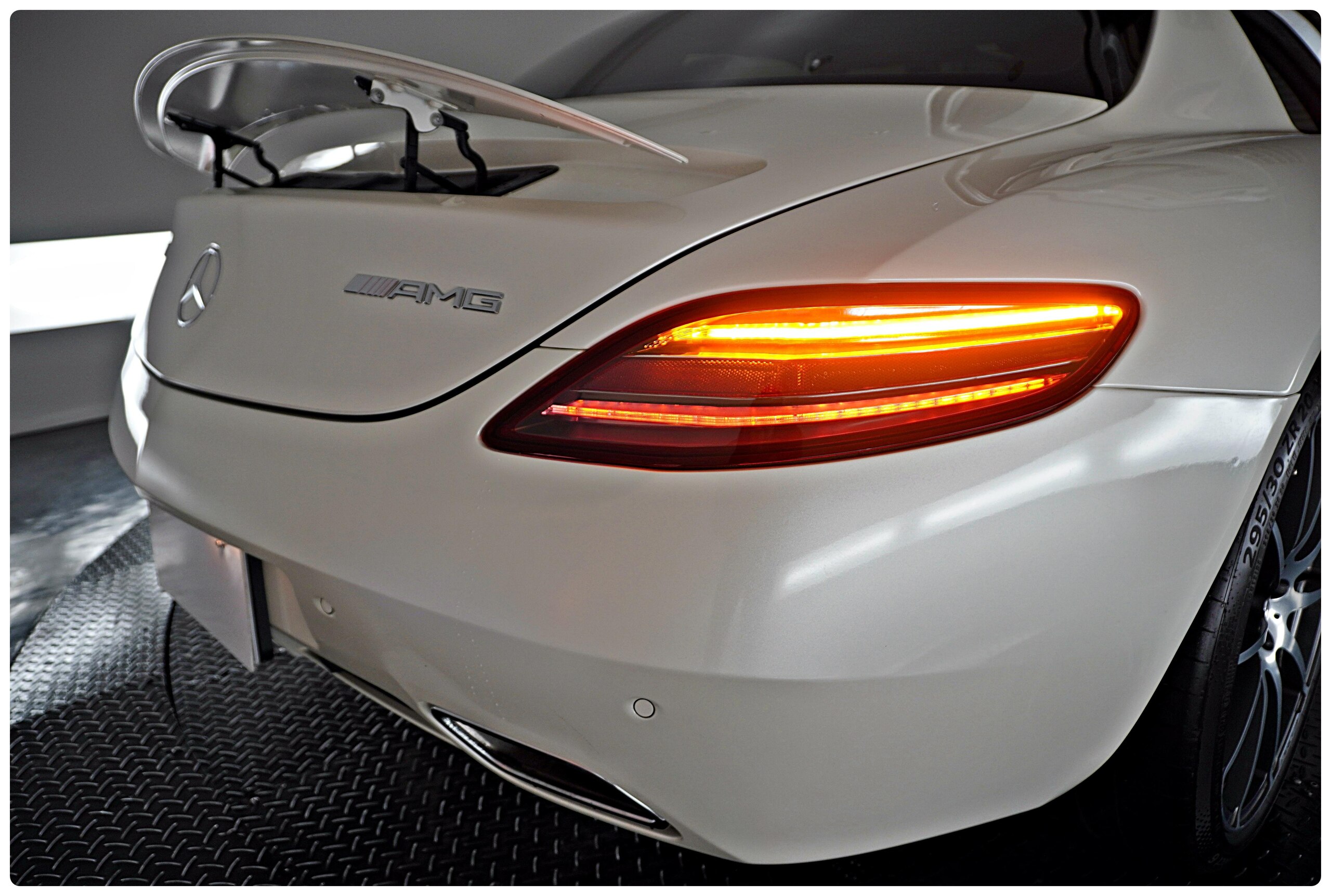 2010 Mercedes Benz SLS AMG — Photo 15 / 38