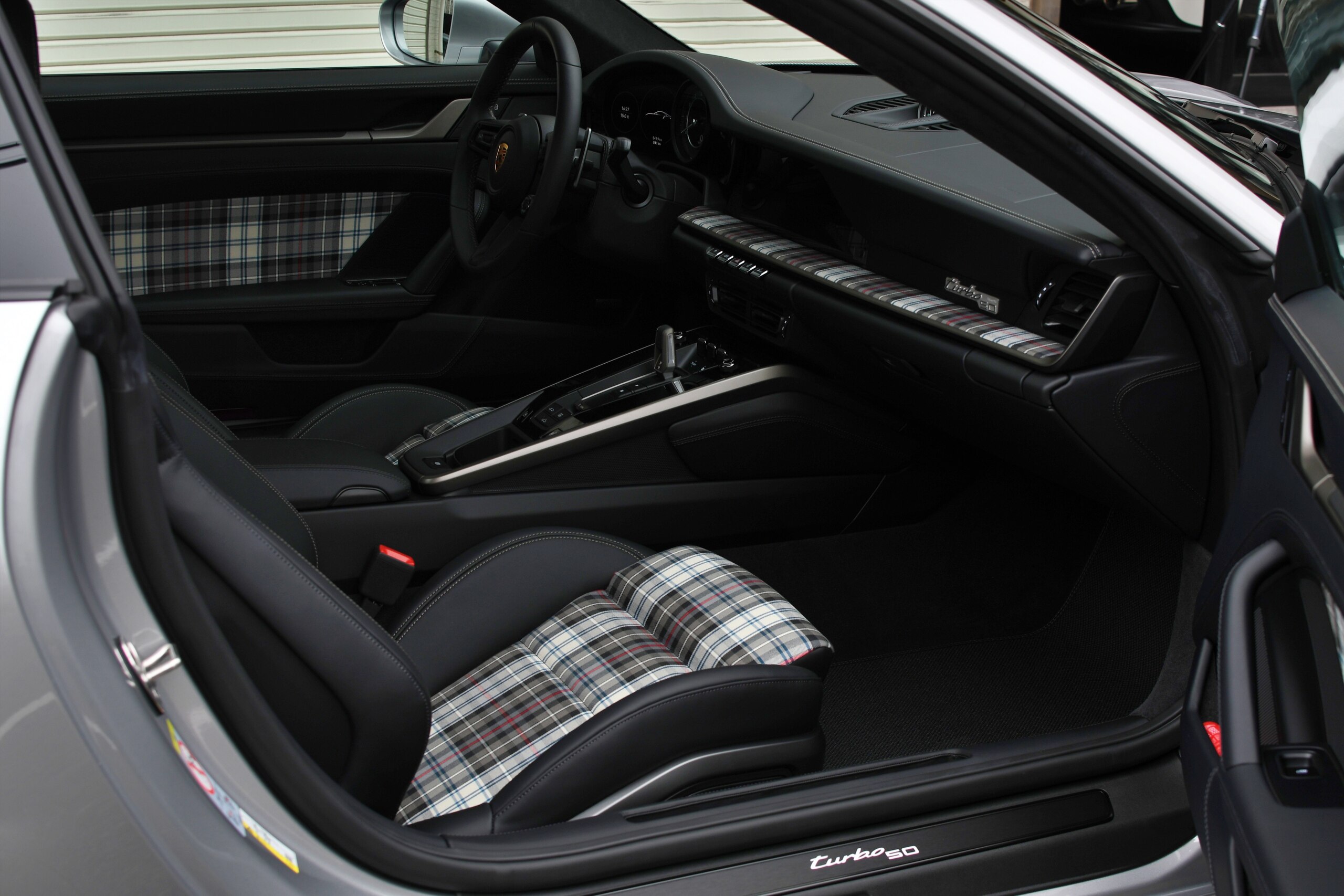 2025 Porsche 911 Turbo — Photo 22 / 44