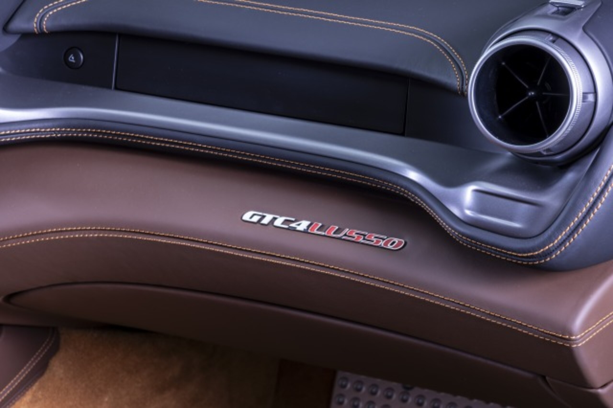 2020 Ferrari GTC4Lusso — Photo 15 / 21